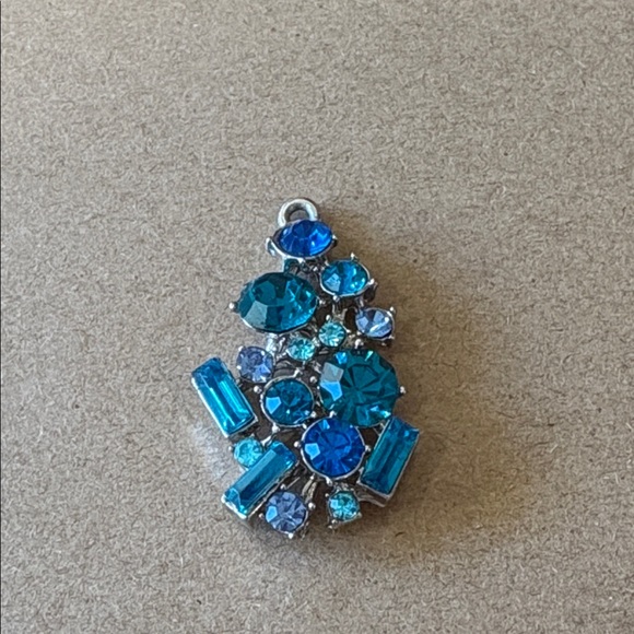 Jewelry - Silver tone Pendant with shades of blue crystals
